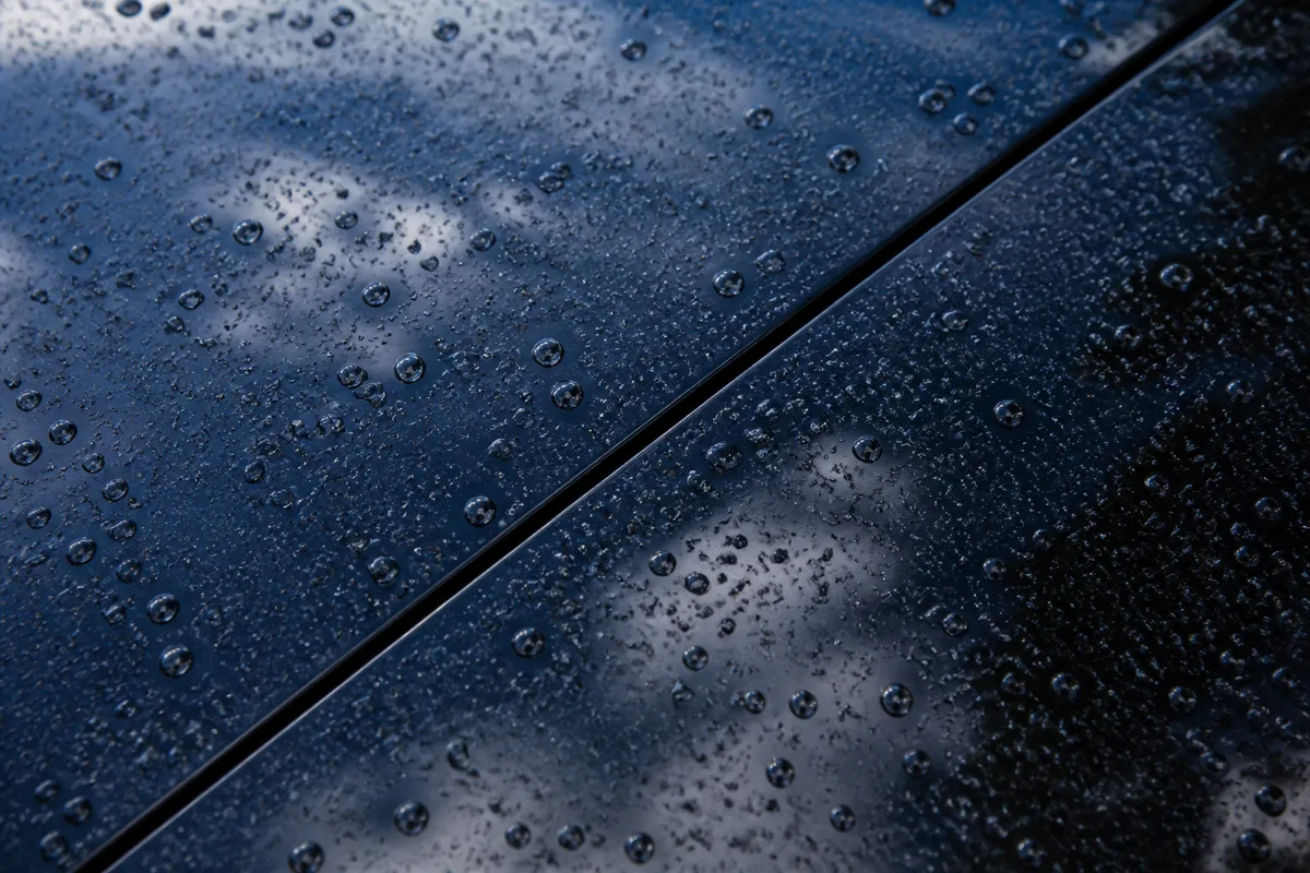 Perlage de l&rsquo;eau sur une carrosserie noire protégée par un revêtement céramique